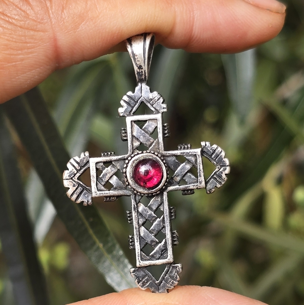 Gorgeous vintage 925 sterling silver Celtic cross garnet center necklace pendant